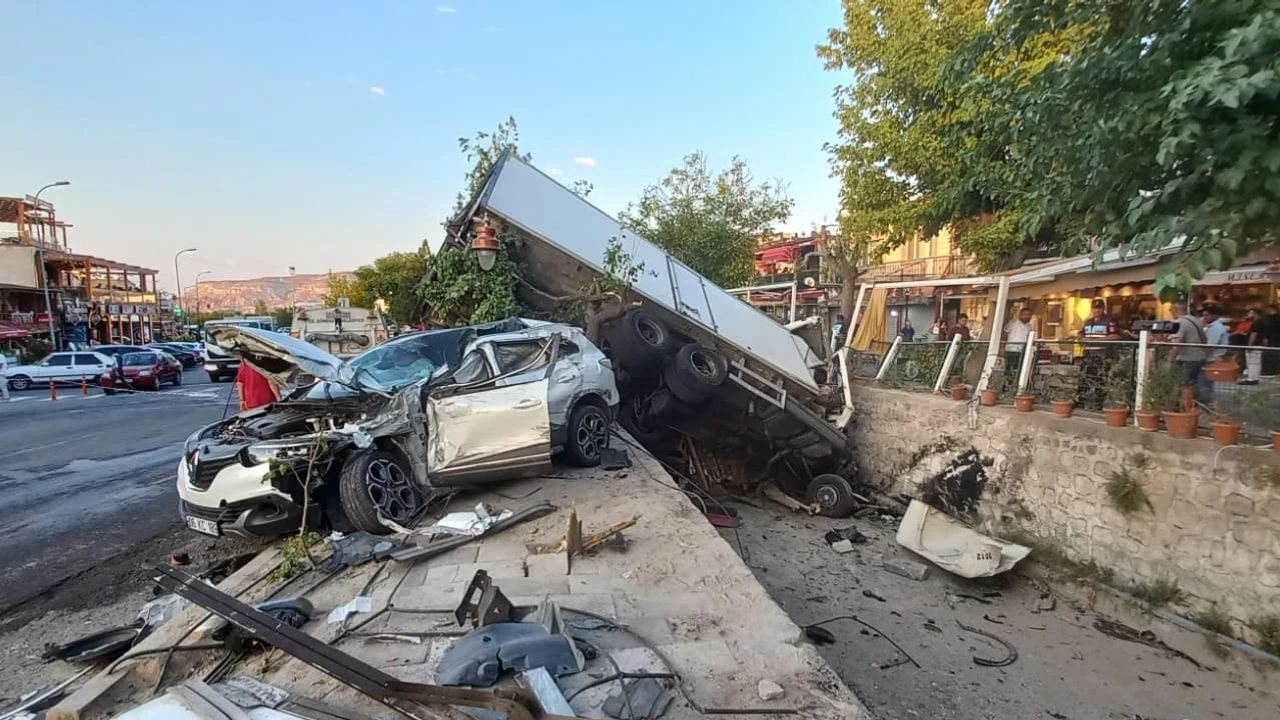 “Nevşehir Göreme’de Freni Patlayan Kamyon Dehşet Saçtı: 6 Yaralı”